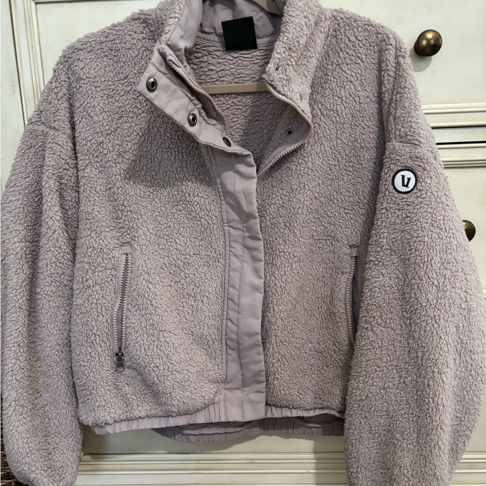 Vuori Cozy Sherpa in Umber Pink size Large - in GUC